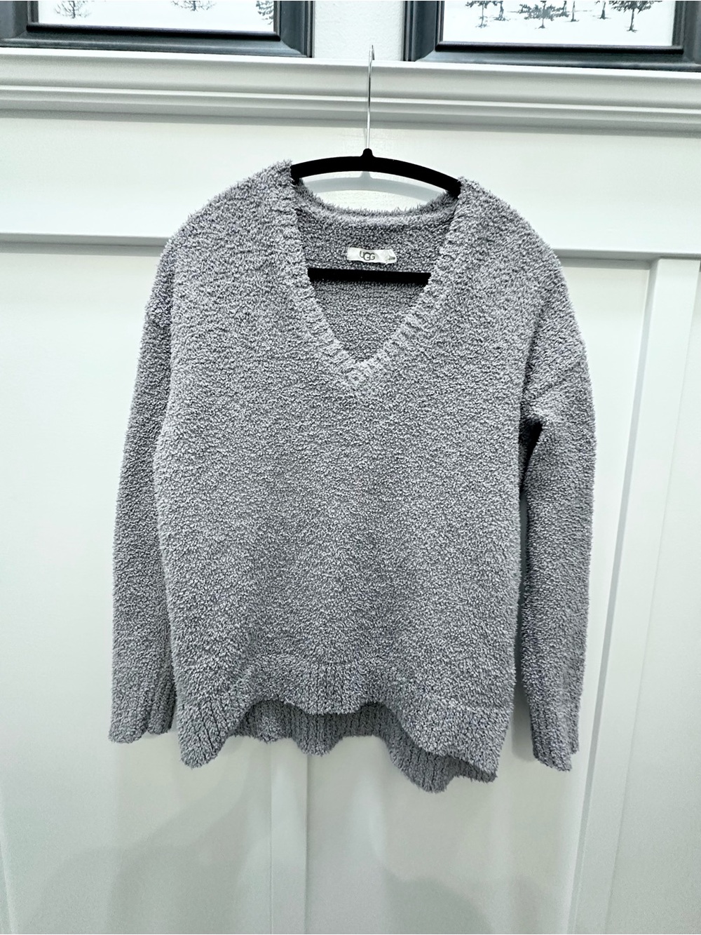 UGG Soft V-Neck Sweater Sherpa Style in Light to Medium Gray Woman’s Size Small